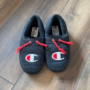 Champion University youth slipper size 7 (big boy)